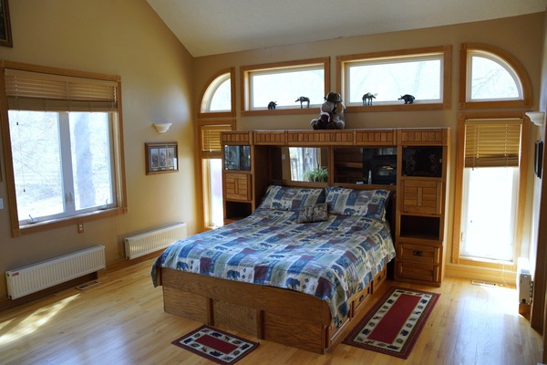 5 bedrooms, iron/ironing board, WiFi, bed sheets