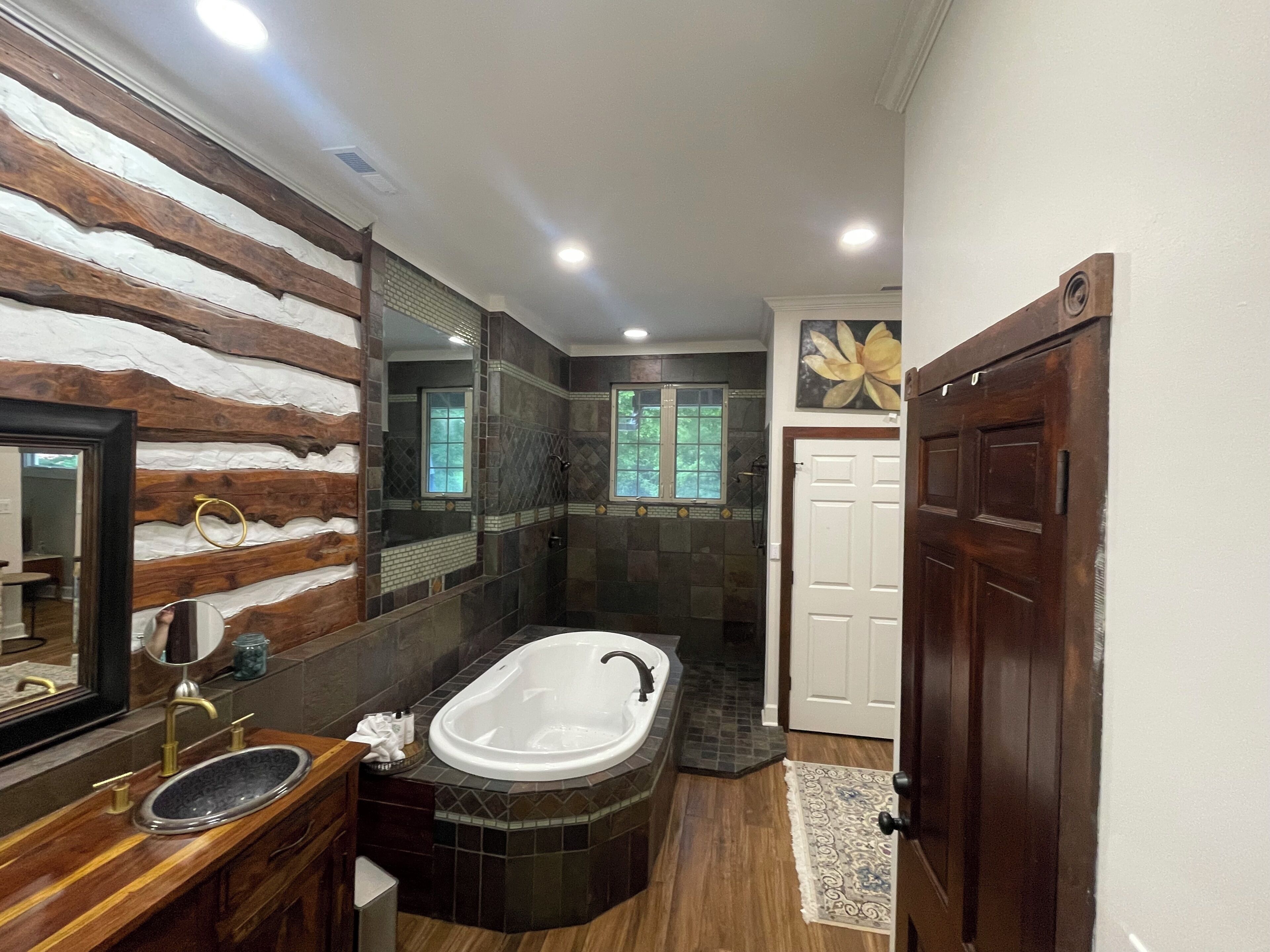 Jetted tub, hair dryer, towels, shampoo