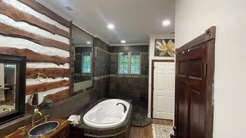 Jetted tub, hair dryer, towels, shampoo