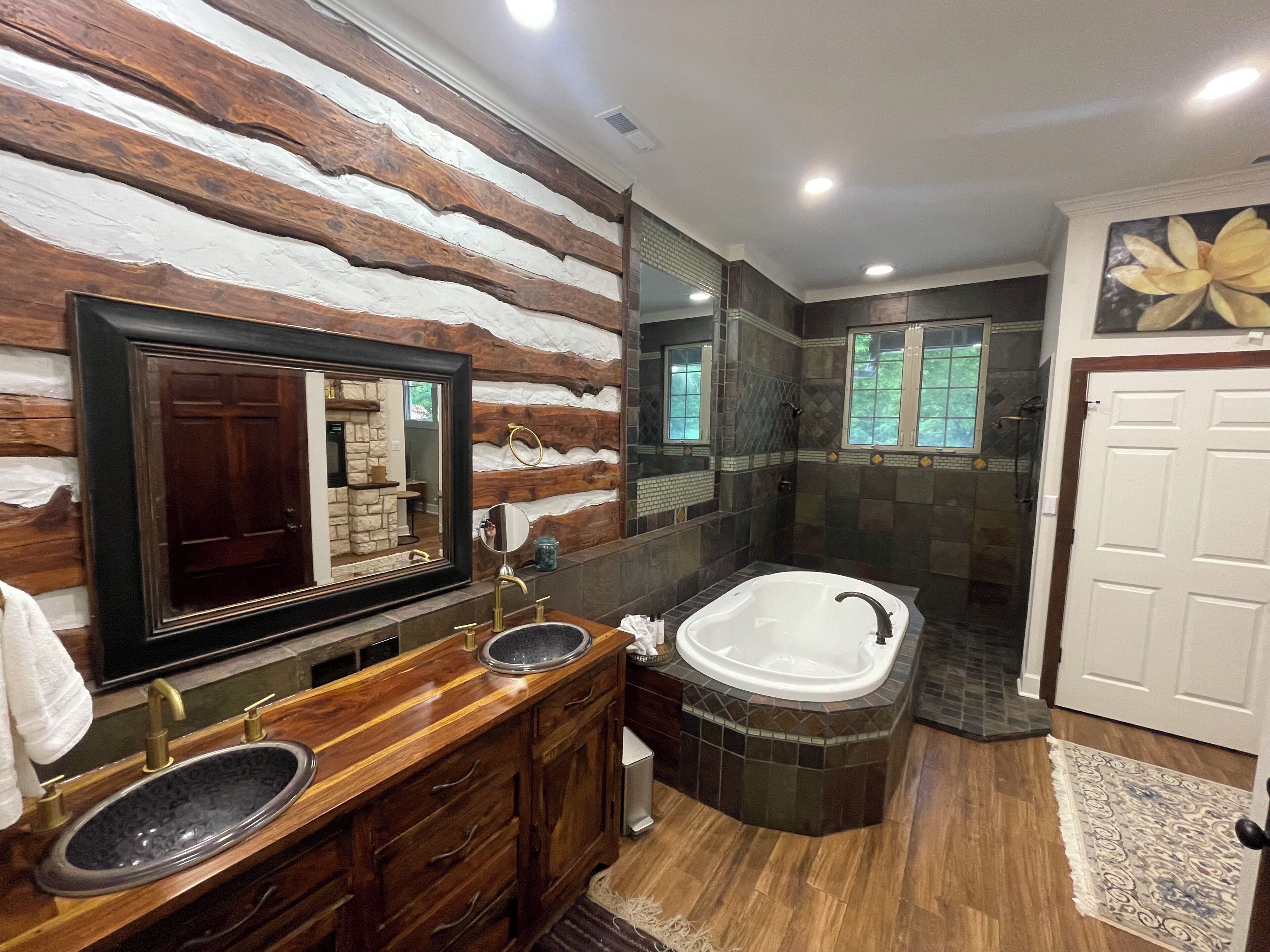 Jetted tub, hair dryer, towels, shampoo