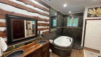 Jetted tub, hair dryer, towels, shampoo