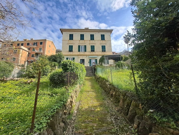 Front of property - Central Design Flat With Parking (Bogliasco)