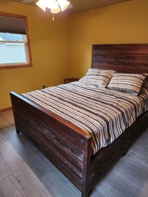 2 bedrooms, iron/ironing board, WiFi, bed sheets - Charming 2-bedroom Duplex house in fabulous Green Bay (Green Bay)