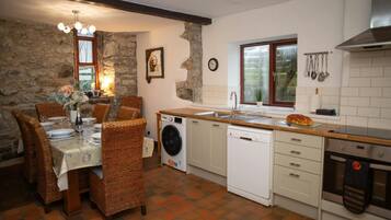 Microondas, lavavajillas, tostadora y utensilios de cocina