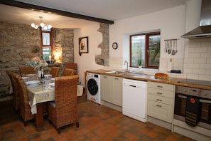 Microwave, dishwasher, toaster, cookware/dishes/utensils - Chapel House, Newgale (Newgale)