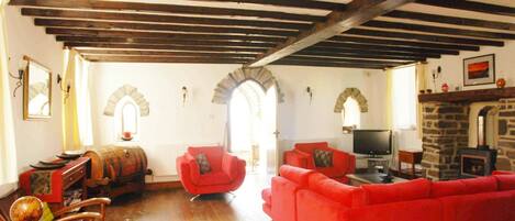 Una televisión, una chimenea, un reproductor estéreo