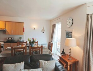 TV, DVD player - 8 St Marys Court, Tenby (Tenby)