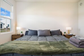 3 makuuhuonetta, työpöytä, silitysrauta/-lauta, ilmainen Wi-Fi