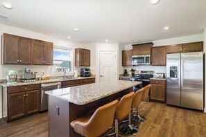 Een koelkast, een microgolfoven, een oven, een kookplaat