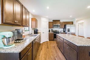 Frigorifero, microonde, forno, piano cottura