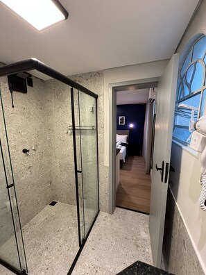 Apartamento conforto 1 | Baño | Ducha, secador de pelo, toallas y jabón