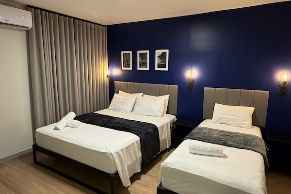 1 habitación, escritorio y espacio para trabajar con laptop