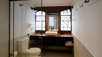 Apartment | Bathroom | Shower, hair dryer, towels, soap