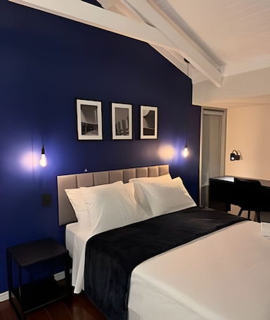 Escritorio, espacio para trabajar con laptop y wifi gratis