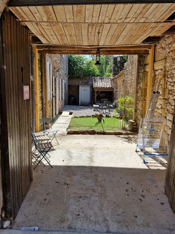 Terrace/patio - Le Gentil Coquelicot, all the charm of an old, tastefully renovated house. (Monpazier)