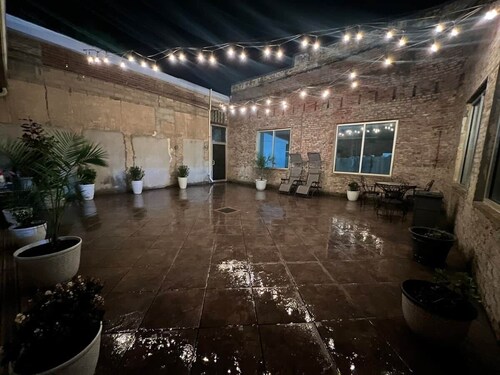 BUSINESS TRAVELLER- WIFI- Gated Parking- Weekly Room Cleaning the historic NEHI