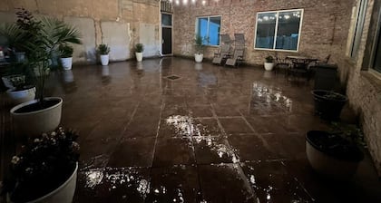 BUSINESS TRAVELLER- WIFI- Gated Parking- Weekly Room Cleaning the historic NEHI