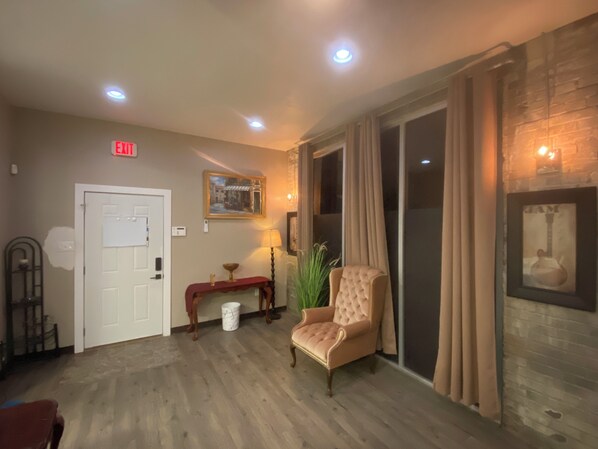 Interior - Corp/Executive SHORT TERM
Beautiful 1940;s Art Deco NEHI bottling GATED PARKING (McComb)