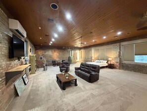 1 slaapkamer, een strijkplank/strijkijzer, wifi, beddengoed