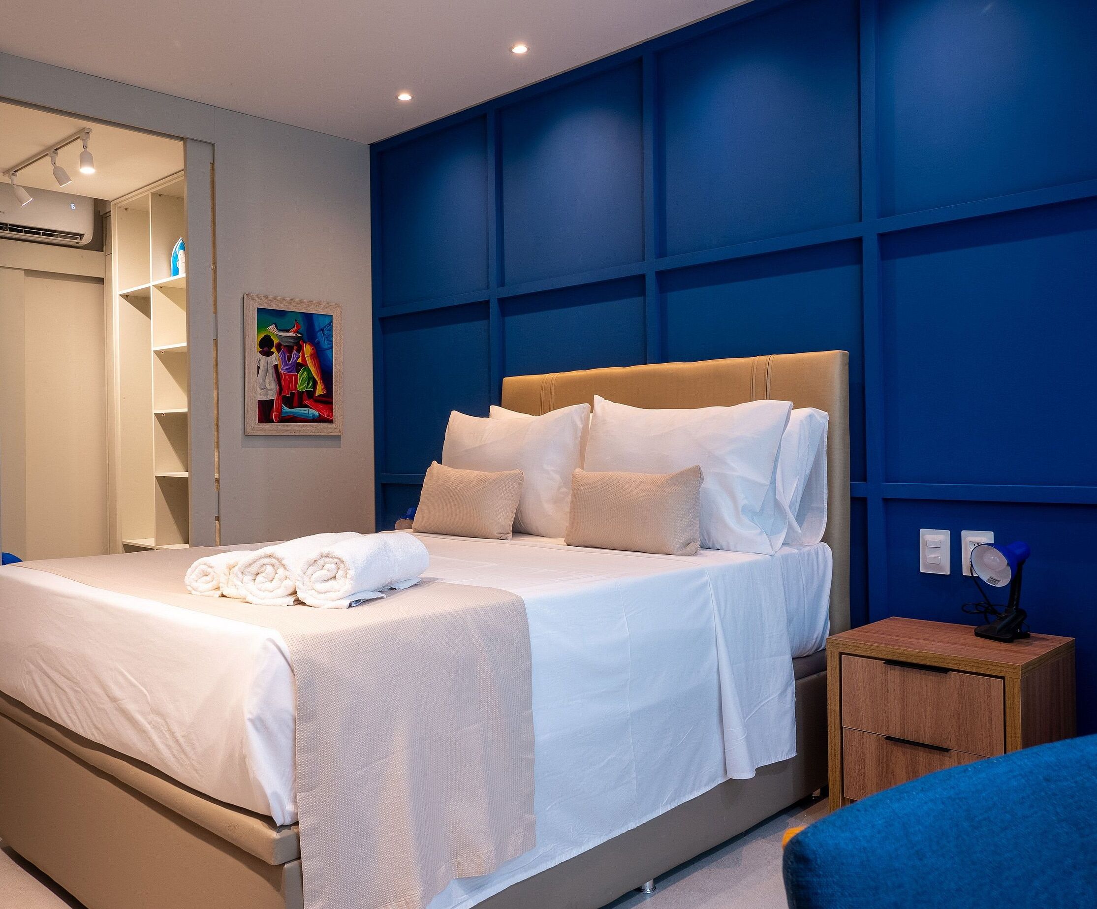 Tabla de planchar con plancha, acceso a internet y ropa de cama 