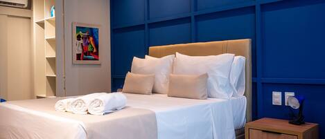 Tabla de planchar con plancha, acceso a internet y ropa de cama