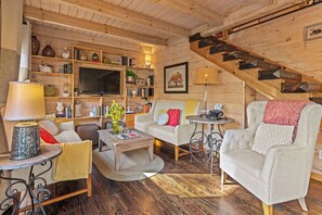 Smart TV, fireplace - Bespoke Cabin w/Pool access, minutes from Nat'l Park & Pigeon Forge (Sevierville)