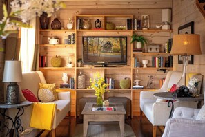 Smart TV, chimenea, estéreo y oficina 