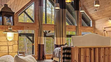 2 habitaciones, escritorio y tabla de planchar con plancha