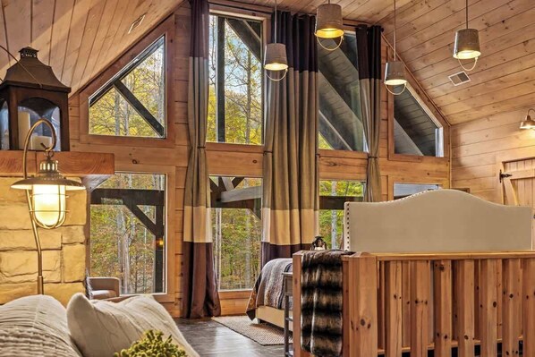 2 bedrooms, desk, iron/ironing board, WiFi