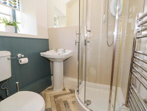 Un baño con inodoro, lavamanos y ducha.