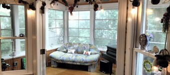 Heidi's Haven. Charming 3-bedroom house. Northeast Raleigh. 9 mins from downtown
