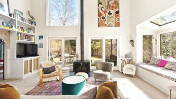 Smart TV y chimenea