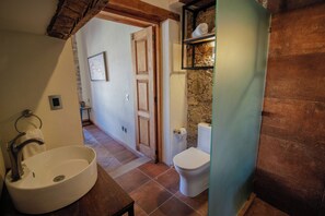 Grand suite, uitzicht op de stad | Badkamer | Een haardroger, handdoeken, zeep, shampoo