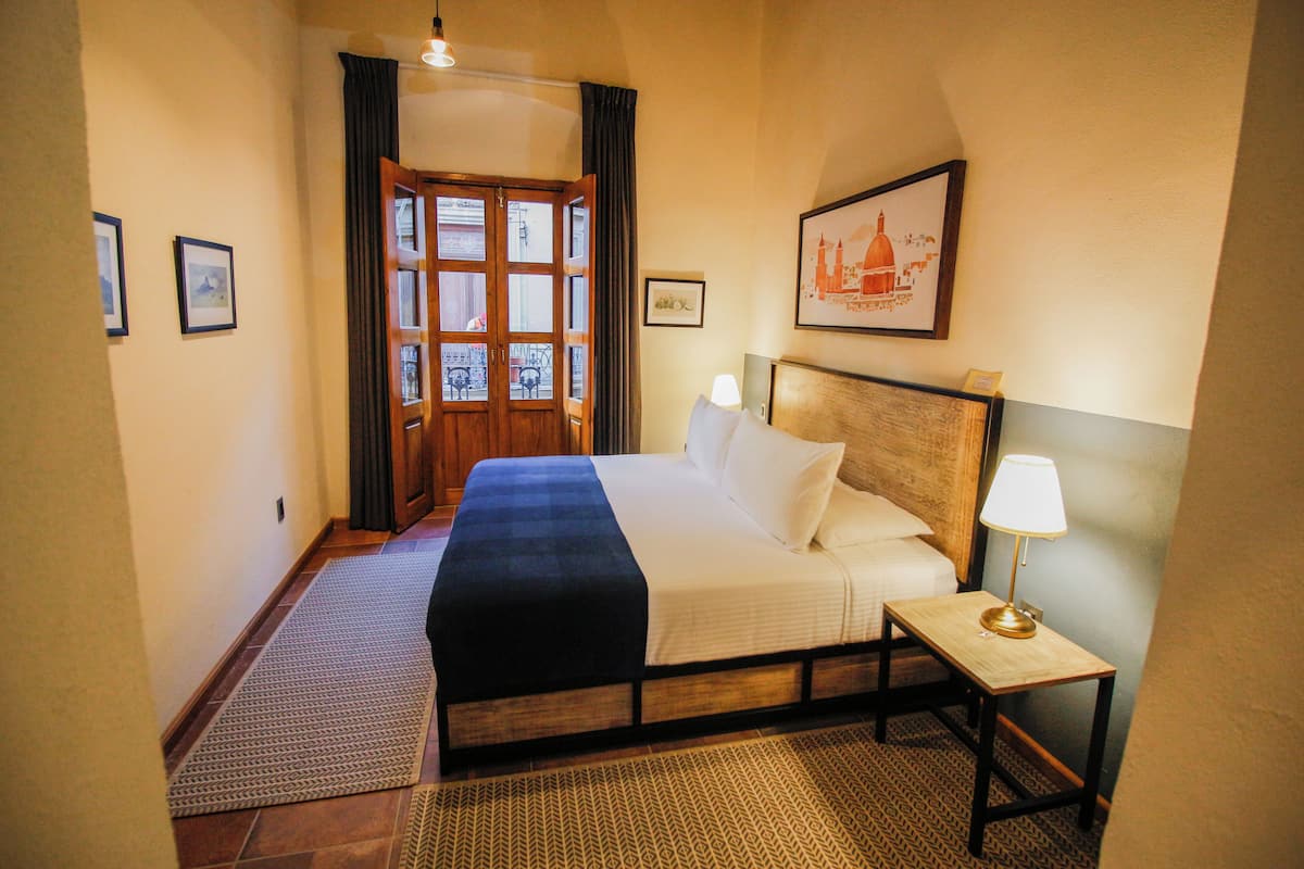 Junior-Suite, Stadtblick | 1 Schlafzimmer, laptopgeeigneter Arbeitsplatz, schallisolierte Zimmer