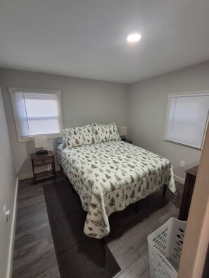 2 habitaciones, tabla de planchar con plancha, wifi y ropa de cama