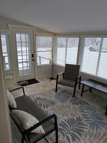 The Ash House @ Glen Lake
1 mile from Six Flags theme park & The Factory Outlets