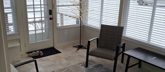 The Ash House @ Glen Lake
1 mile from Six Flags theme park & The Factory Outlets