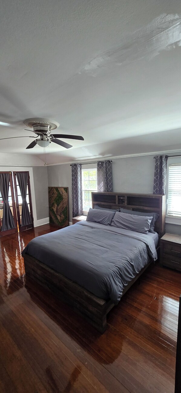 3 habitaciones, tabla de planchar con plancha, wifi y ropa de cama 