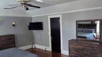 3 slaapkamers, een strijkplank/strijkijzer, wifi, beddengoed