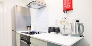 Fridge, microwave, oven, stovetop - Old Silk - Queen - Single Beds - Studio - CovStays (Coventry)