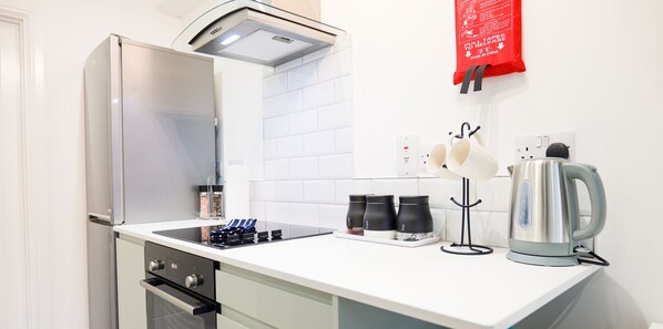 Refrigerador, microondas, horno, placa de cocina