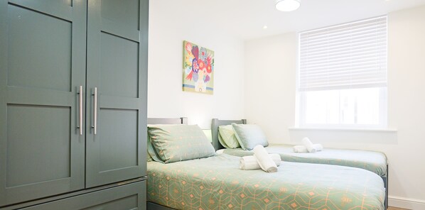 1 bedroom, in-room safe, desk, iron/ironing board - Old Silk - Queen - Single Beds - Studio - CovStays (Coventry)