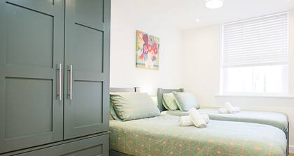 Old Silk - Queen - Single Beds - Studio - CovStays 06