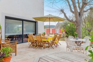 Outdoor dining - Villa Lumière with Balinese pool in a hamlet near the hills (Peypin)