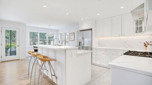 Micro-ondes, four, plaque de cuisson, cafetière/bouilloire