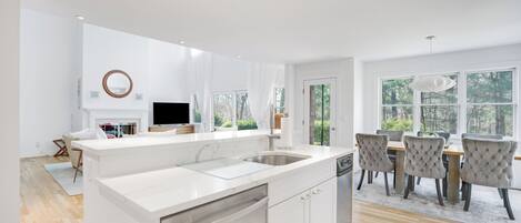 Micro-ondes, four, plaque de cuisson, cafetiĂšre/bouilloire