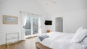 4 bedrooms, iron/ironing board, Internet, bed sheets