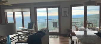 Cozy 2-bedroom condo with stunning views of lovely Wintergreen WiFi, AC