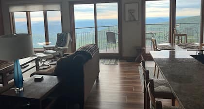 Cozy 2-bedroom condo with stunning views of lovely Wintergreen WiFi, AC