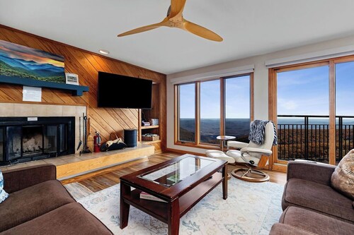 Cozy 2-bedroom condo with stunning views of lovely Wintergreen WiFi, AC